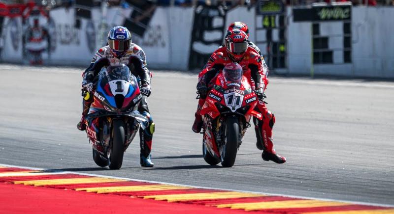 WSBK: Bulega óriási csatában szakította meg Razgatlioglu győzelmi sorozatát
