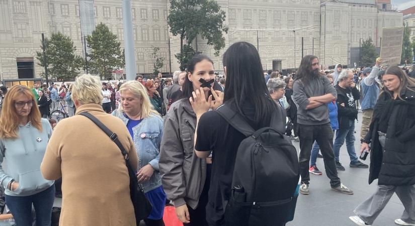 Néma demonstráció kezdődött az áldozatokért a Kossuth téren