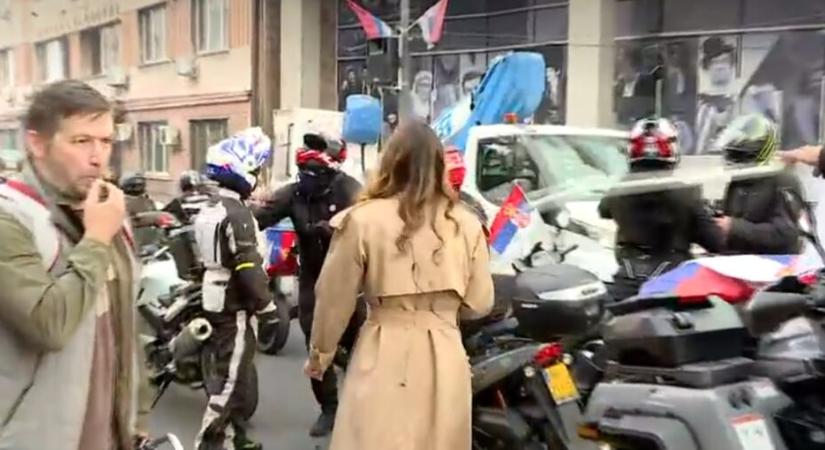 Tüntetők elleni tüntetések, a kormányfő a köztévé előtt tiltakozik