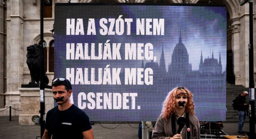 Egyórás néma demonstrációt tartott a Kétfarkú Kutya Párt