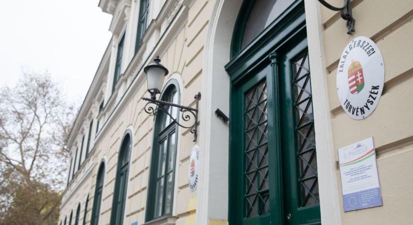 Ittasan törtek be és loptak el több mint 3 millió forintot – forgópisztolyt és lőszereket is találtak náluk