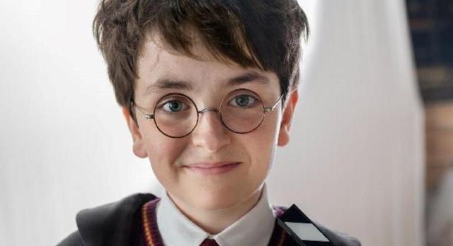 Rögtön az elején egy olyan jelenettel indít a Harry Potter-sorozat, amit a filmek kihagytak