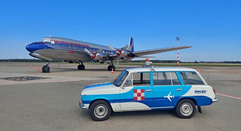 Tito egykori luxusgépe óriási robajjal húzott el Tata felett: mindenki a Douglas DC-6B-t figyelte videó