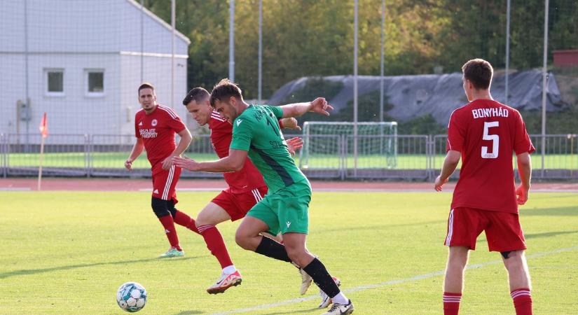 A játékos-edző csereként beállva duplázott, majd kiállíttatta magát