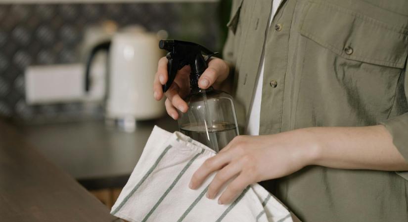 Mire való még a hajlakk, a vodka és a fogkrém? – íme néhány megoldás az ecetes olló helyett