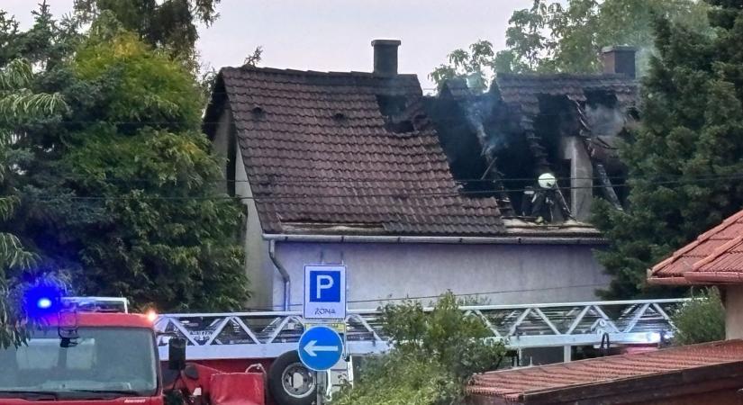 Kiégett egy családi ház Veszprémben – helyszíni fotók, videó