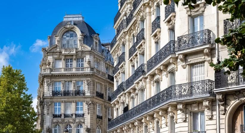 Alvajárás közben zuhant ki egy Airbnb erkélyéről egy édesanya, csak másnak találtak rá