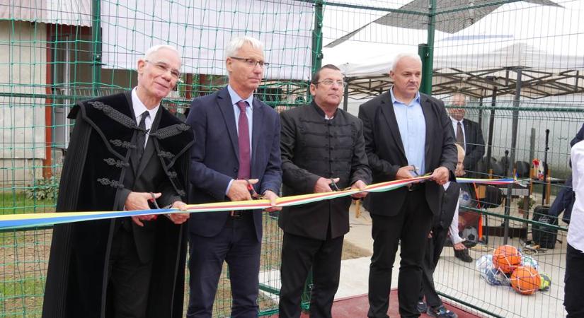 Hálaadó ünnepség a sportpálya átadása alkalmából a Glória Ifjúsági és Missziós Központban - „Ujjongjatok az ÚR előtt az egész földön!” Zsoltárok 100,1