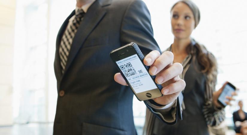Nagy változás a reptereken: jön a kizárólag digitális beszállókártya