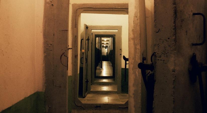 Képeken a titkos bunker: ide menekültek volna az ország vezetői, ha kitör a háború