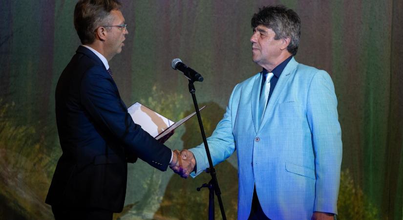 Nemcsák Károly még öt évig maradhat a József Attila Színház igazgatója, egy Shrek-előadás előtt még gyorsan kinevezték