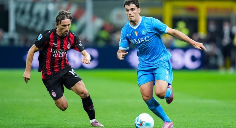 Tíz emberrel nyomta le a bajnokot a Milan
