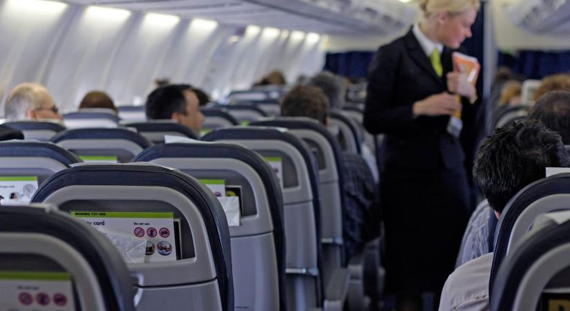 Kitépték a kommandósok az utasokat az ülésből a Ryanair járatán, életük végéig fizethetnek