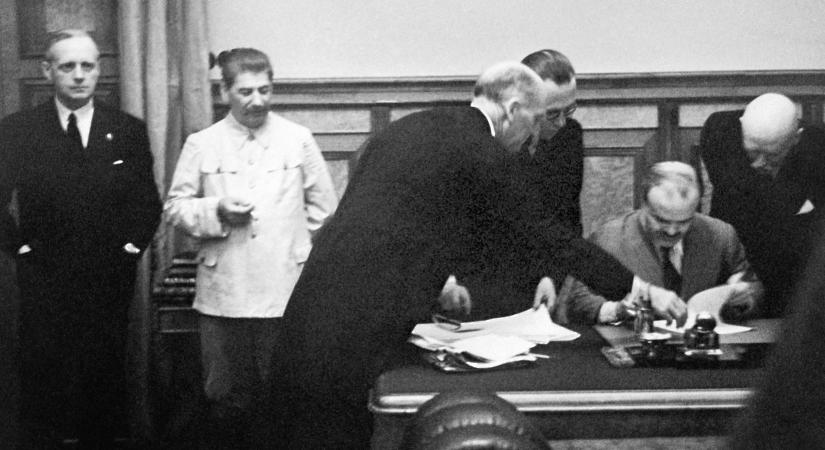 Guardian-kommentár: 1939-et idézi, ahogyan Trump és Putyin harapófogóba fogja az európai demokráciákat