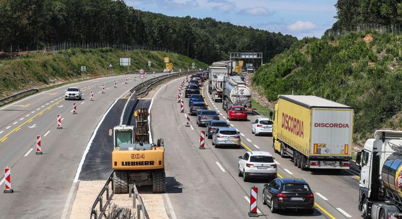 Sávzár és több kilométeres dugó az M1-es autópályán