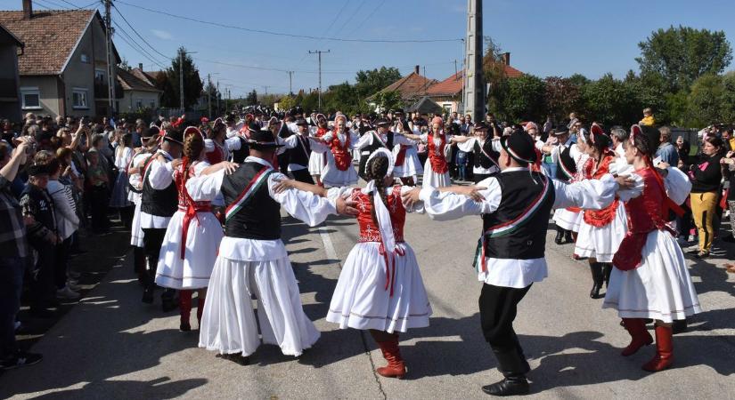 Didi és csapata csinálta a bulit a szüreti felvonuláson Jászfelsőszentgyörgyön