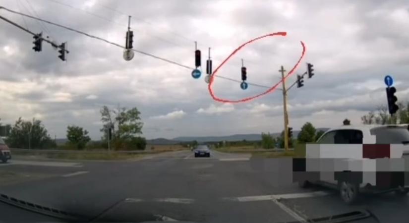 A piros lámpa sem számított a sofőrnek (videó)