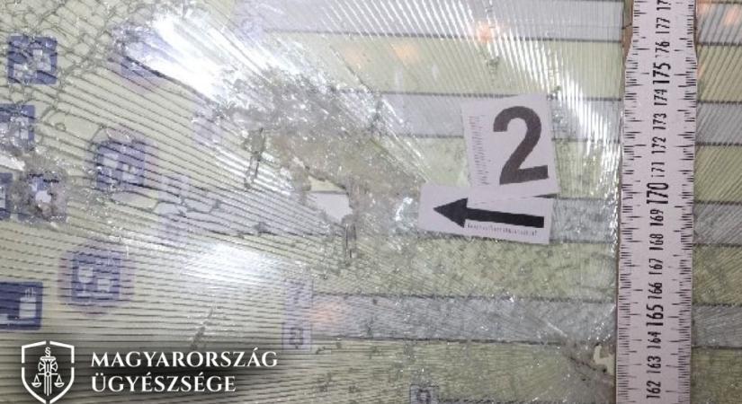 Sündisznó miatt ütött nőt, fémkukával kirakatot tört egy férfi Győrben - fotók
