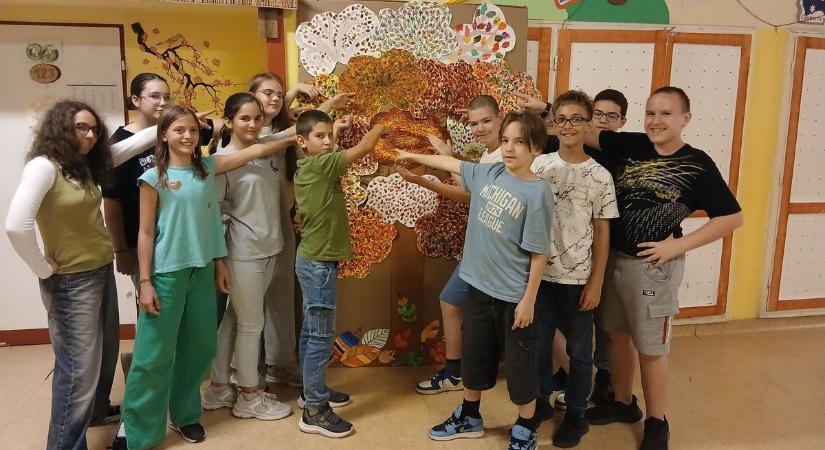 Kartonlábnyomtól komposztig: az egri iskola a környezetvédelemre hívja fel a figyelmet