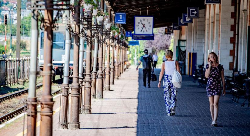 Közlekedési káosz a Balatonnál – fontos szakaszokon állnak le a vonatok