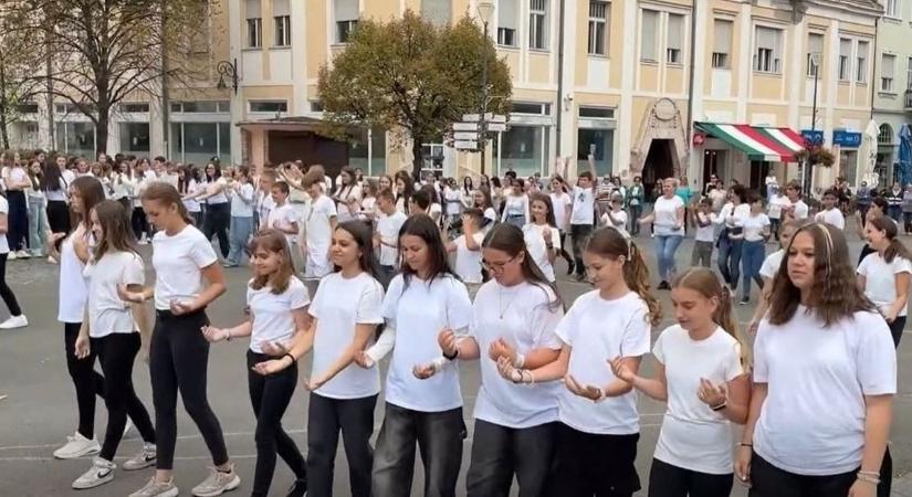Gyöngyös közepén tört ki a tánc – nem akármilyen üzenettel  videó
