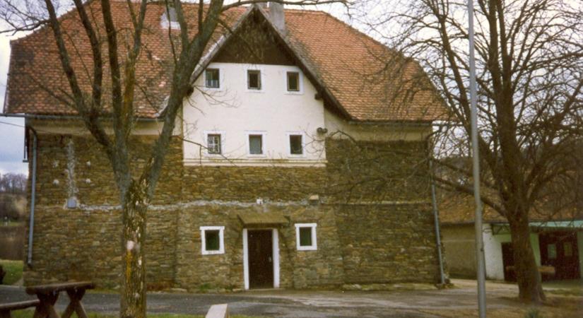 A felsőcsatári gyermeküdülő megmentéséért 3300 aláírást adott át a szombathelyi városvezetésnek a Kerekerdő Alapítvány