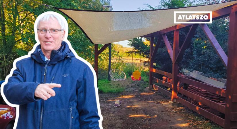 Soltész Miklós hintává alakította a közútra rálógó kocsibeállót, amivel kizárta a szomszédját a saját telkéről