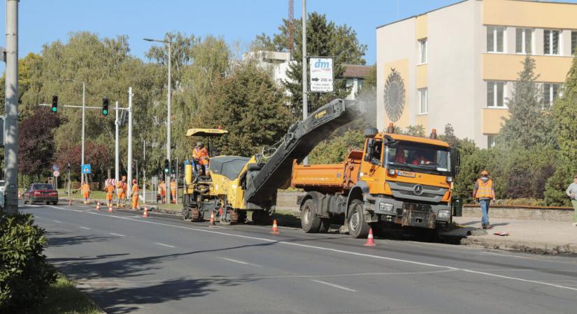 Elkezdődött a posta előtt az útfelújítás Nagyatádon