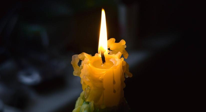 Besétált a házba és az anyja szeme láttára ásóval fejezte le az ötéves kisfiút: a szomszédok tudták csak leteperni
