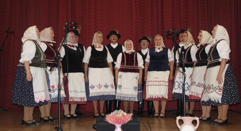 A Bíborpiros szép rózsa népzenei vetélkedő országos elődöntője Makrancon