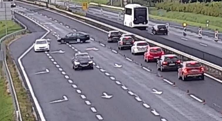 Videó: egyetlen sofőr szabálytalansága lavinát indított el az M1-esen, a sor végén már törtek a kocsik