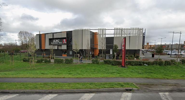 Egy nappal a rendelése után a mosdóban bukkantak egy férfi holttestére egy francia KFC-étteremben
