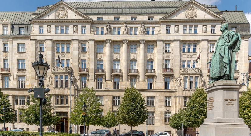Még a választások előtt elpasszolná a kormány a Nemzetgazdasági Minisztérium épületét