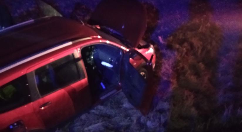 Lesodródott az útról, majd árokba csúszott egy személyautó Kétsoprony közelében