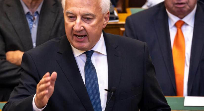Amíg a kegyelmi ügy nincs tisztázva, bárkit magával ránt a sunyi titkolózás árnyéka!