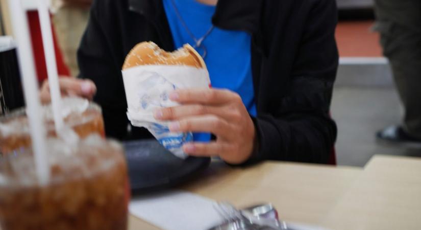 Lakásba zárta és verte barátja azt a 17 éves lányt, akinek Angel Shotot kért egy vendég a hamburgerezőben