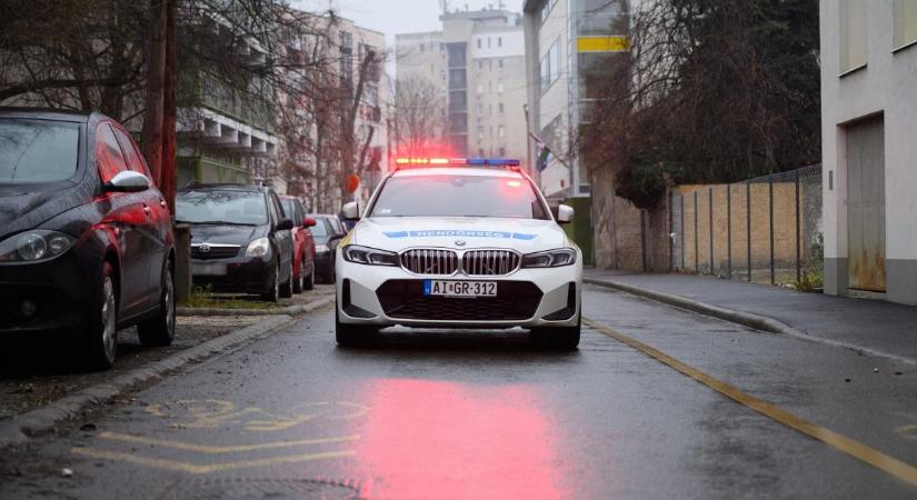 Ilyet sem gyakran látunk Debrecen útjain: nő kapaszkodott egy kocsi motorháztetejébe