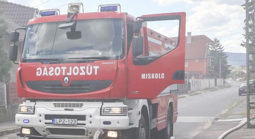 Tűzoltók érkeztek egy miskolci társasházhoz: nem is sejtették a lakók, mekkora a baj