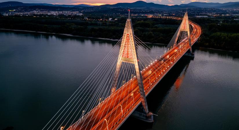 Pirosba borulnak Budapest ikonikus épületei – itt a magyarázat