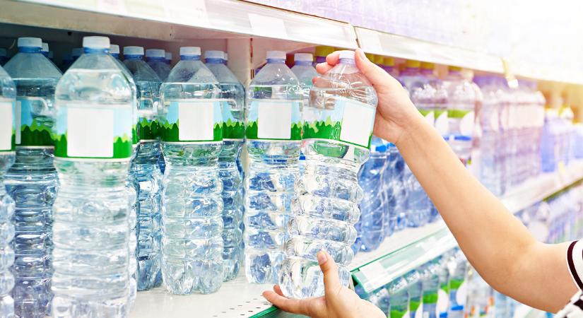 A lecsavarhatatlan kupakok után újabb csapás éri a PET-palackokat