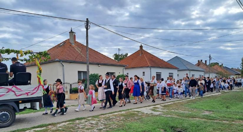 Őrületes mulatság: ez a falu borban úszott