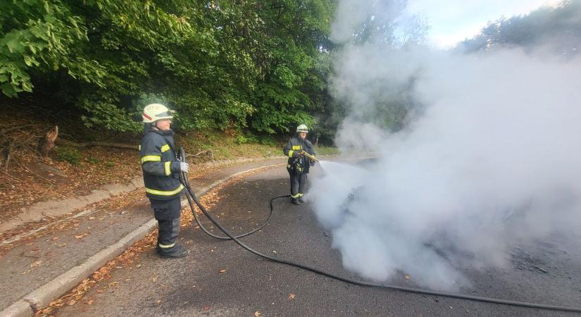 Így égett szinte semmivé az autó a Kékesen - fotókon a pusztítás