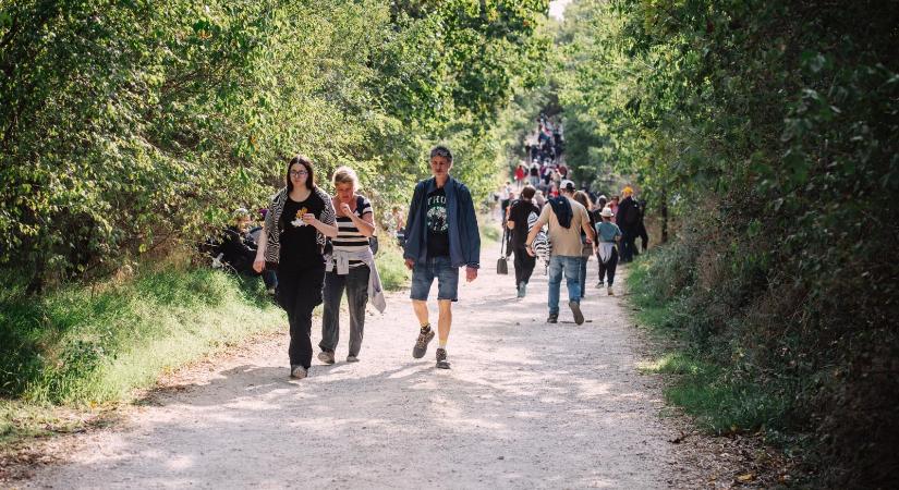 Mészáros Lőrinc lánya lezáratná azt az utat, ahonnan ahonnan Hatvanpuszta felé látni a zebrákat és az antilopokat
