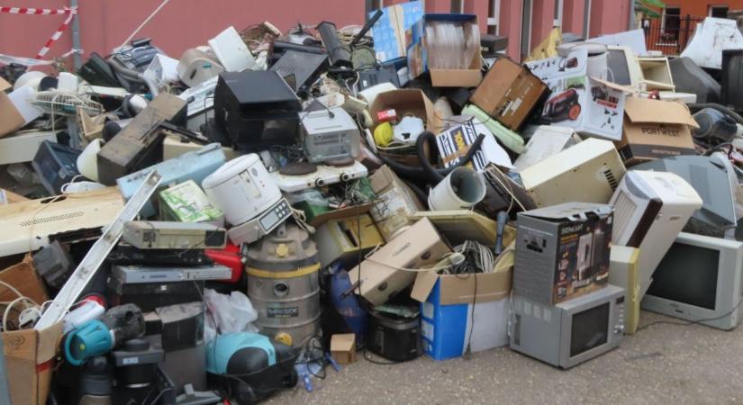 Kincsvadászat a szegvári elektronikai hulladékgyűjtésen: igazi ritkaság került elő – videóval