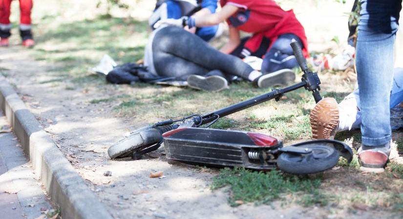 Megelégelték az autósok az úton cikázó rollereseket – kemény üzenetet küldtek a sokkoló balesetek után