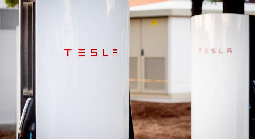Bekapcsolták Magyarország első V4-es Tesla Superchargereit