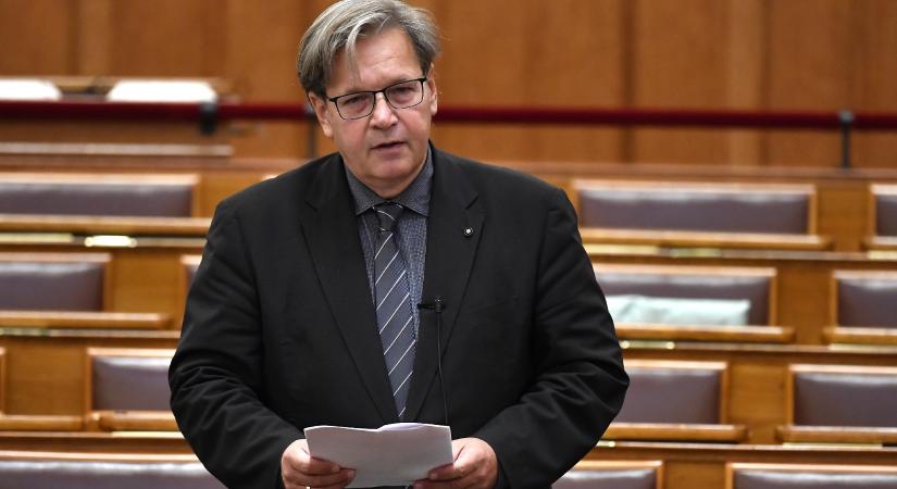 A KDNP parlamenti képviselője szerint elfogadhatatlan a Pál atya elleni támadás  videó