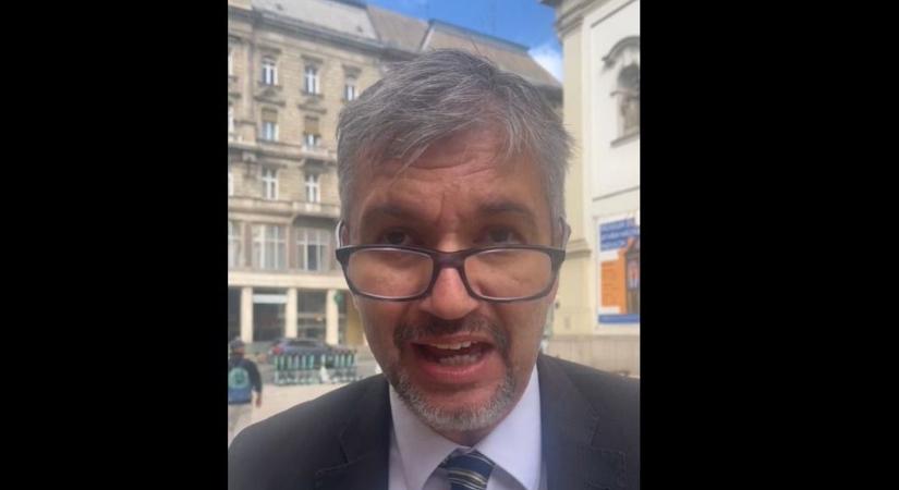 Napi szürreál: Hadházy szerint nagyon „mélyen érinti”, ha egyházellenesnek hazudják őt, de azért újabb tüntetést jelentett be a Ferenciek téri templom elé