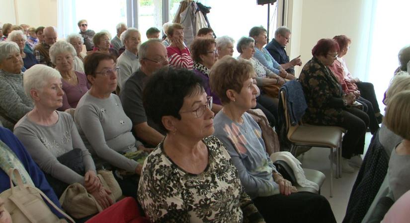 Tánccal, verssel és énekléssel ünnepelték az időseket Debrecenben