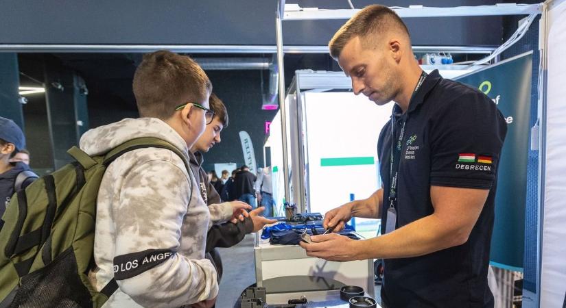 Debrecen legnagyobb halai sorakoznak a diákokért: több mint 90 kiállítóval nyitott meg a Hello Szakma! – fotókkal, videóval